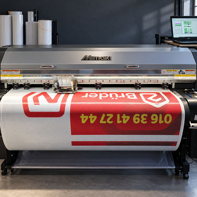 Mimaki-Drucker bei der Produktion einer roten bedruckten Folie