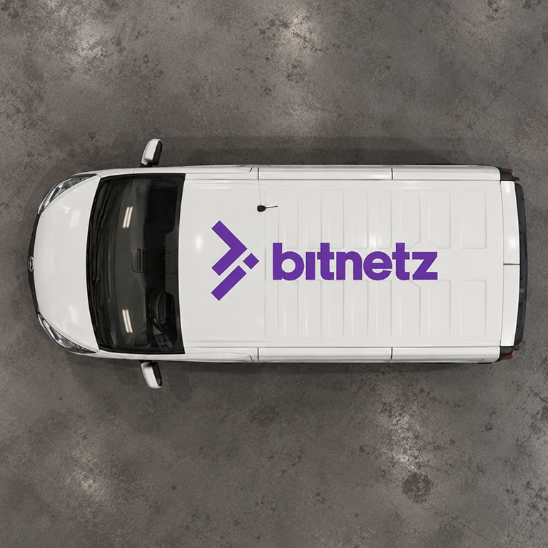 Weiße Fahrzeugdachfläche mit individuell gestalteter violetter bitnetz-Beschriftung